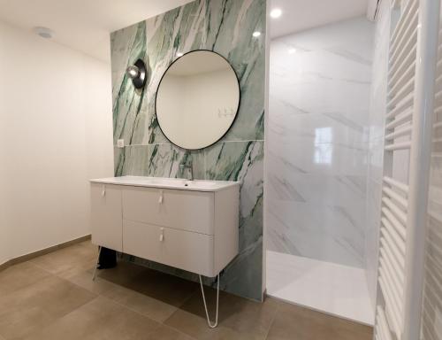 a bathroom with a sink and a mirror at Les bulles lissoises in Lisse