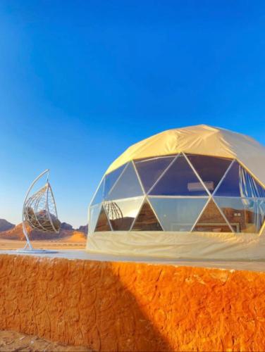 un edificio a cupola nel mezzo del deserto di Essam a Wadi Rum
