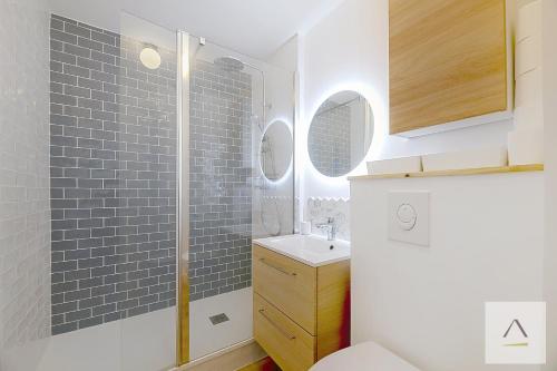 ein Badezimmer mit Dusche und Waschbecken in der Unterkunft Le Mirabeau in Rennes