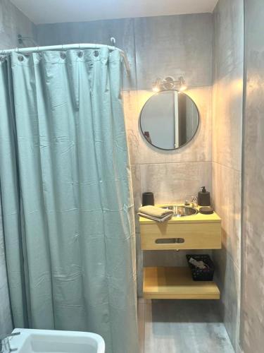 a bathroom with a sink and a mirror at L&J Loft 1 ambiente in Belén de Escobar