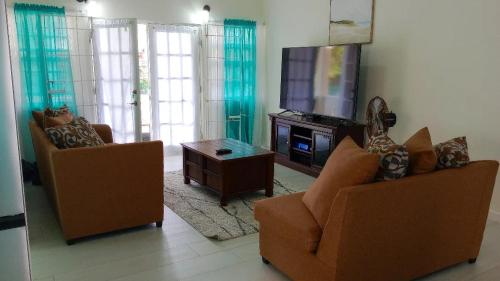 3 BR Hilltop Bliss Minutes drive to the beach