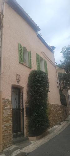 Maison de village privative calme avec jardin Terrasses Cogolin vieux Village