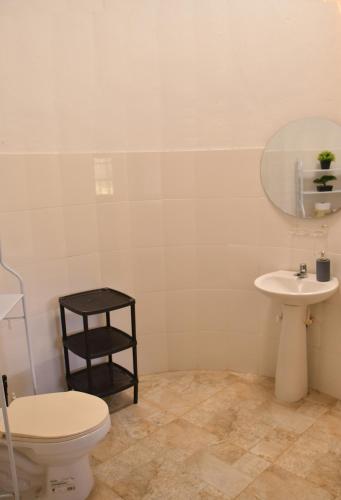 a bathroom with a toilet and a sink at Hermosa Finca Con Piscina y Jacuzzi in El Peñol