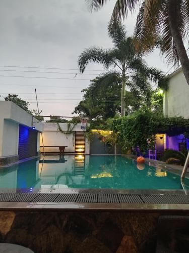 una piscina frente a una casa en Ibis, en Udawalawe