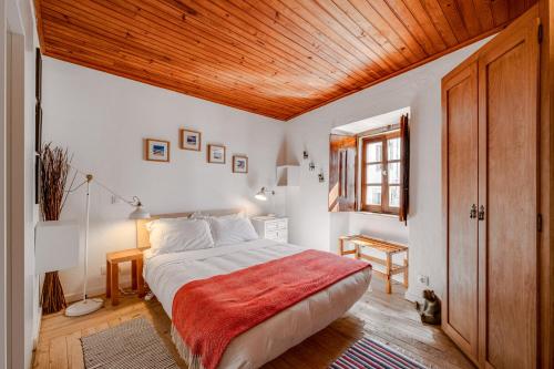 a bedroom with a bed and a wooden ceiling at The Place at Evoramonte in Évora Monte