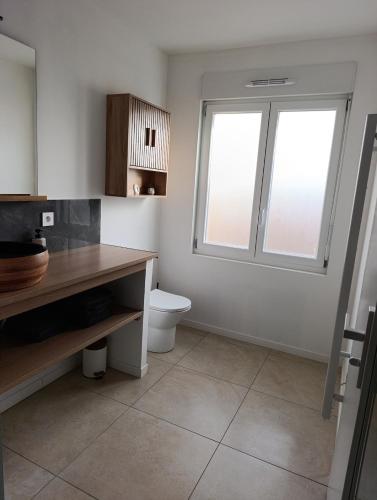 un bagno con wc e finestra di La Pause Loonoise a Loon-Plage