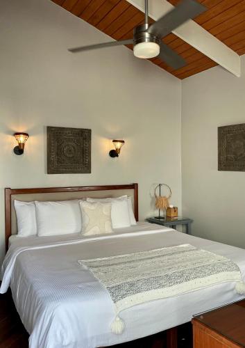 Llit o llits en una habitació de Mata Rocks Resort