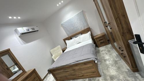 a small bedroom with a bed in a room at ملاذ العلا in Al-ʿUla