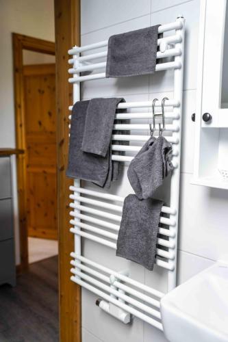 a towel rack in a bathroom with towels at Ferienwohnung Ausblick in Süderbrarup