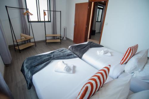 two twin beds in a room with at Apartment II Estrela da Calheta in Calheta