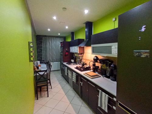 APARTAMENT VENGE -CAŁE MIESZKANIE 46m2 NA WYŁĄCZNOŚĆ - Z JEDNĄ SYPIALNIĄ I JEDNYM SYPIALNO-SALONEM -3 PIĘTRO BEZ WINDY- REZERWACJA BEZ KARTY KREDYTOWEJ-KLIMATYZACJA-NETFLIX-2 ŁÓŻECZKA DZIECIĘCE- BEZPŁATNY PARKING PUBLICZNY