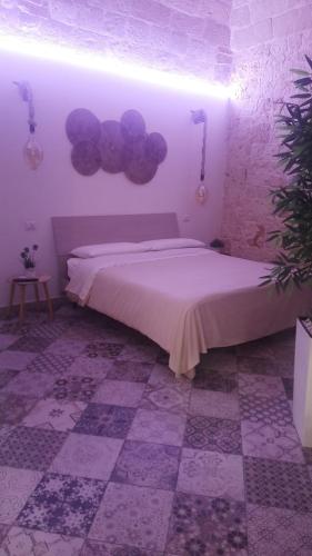 a bedroom with a large bed with purple walls at Suite dream room in Turi