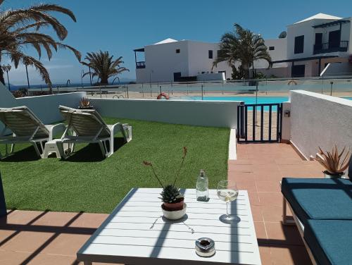 Duplex con piscina en 1ª linea de mar. Super vistas