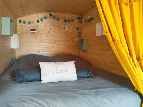 Llit o llits en una habitació de La roulotte D'elfes