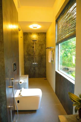 a bathroom with a toilet and a sink and a shower at Cinnamon River Retreat in Magammana