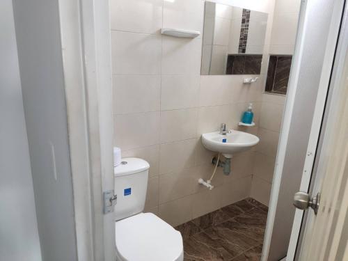 a bathroom with a toilet and a sink at Edificio Wil Hostal Apt 201 in Cali