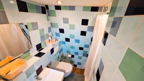 a bathroom with a toilet and a shower at Studio De Gravin in Gouda