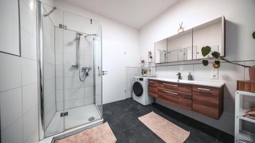 a bathroom with a shower and a washing machine at FlexHome Gemütliche Ferienwohnung in Lippstadt