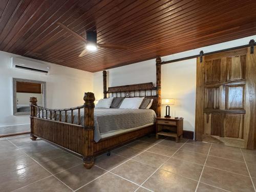 En eller flere senge i et værelse på Villa Anil Mar