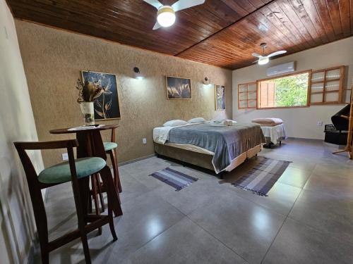 a bedroom with a bed and a wooden ceiling at Pousada e Restaurante Clima da Serra in Cunha