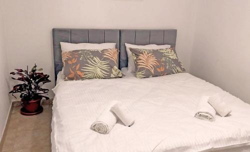 a bed with white sheets and pillows on it at גאון מול המדבר in Arad