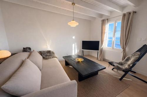 Stylish Beach House Fully Renovated Sea Views