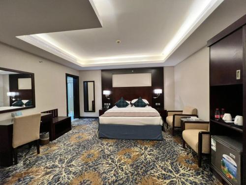 a hotel room with a bed and a desk at Vercure Hotel فندق فيركيور جده الحمراء in Jeddah