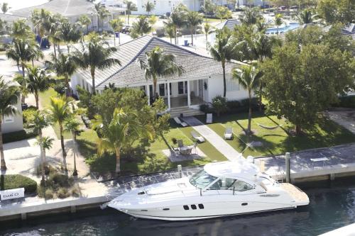 Amamare Waterfront Villa - Pool, Dock & Games