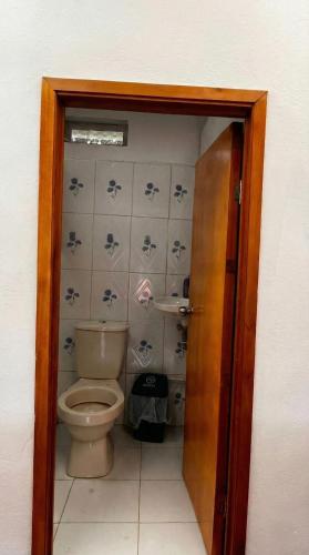 a bathroom with a toilet and a sink at Casa sendai2 in Buesaco