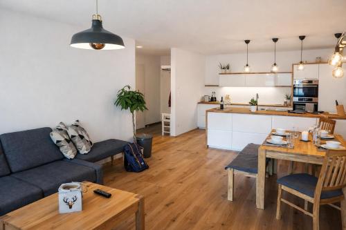ein Wohnzimmer mit Sofa und Tisch in der Unterkunft Apartment Frida by Da Alois in Gröbming