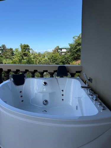 a bath tub sitting on top of a balcony at Hotel Margarita and Tour Operator Drake Bay in Drake