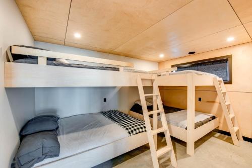 two bunk beds in a tiny house at Jackson 8 - 5 chambres - 18 personnes in Saint-Férréol-les-Neiges