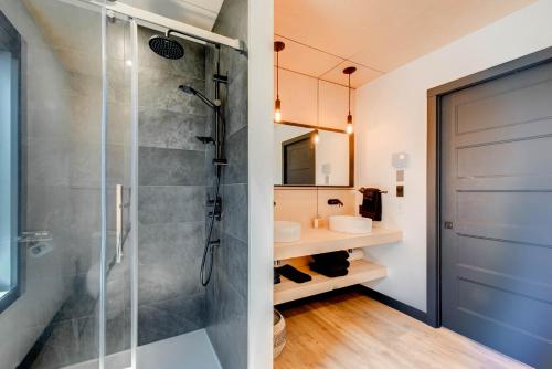 a bathroom with a shower with a glass door at Jackson 8 - 5 chambres - 18 personnes in Saint-Férréol-les-Neiges