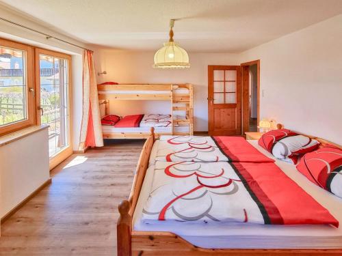 ein Schlafzimmer mit zwei Etagenbetten und einem Fenster in der Unterkunft Oachkatzl in Wildsteig