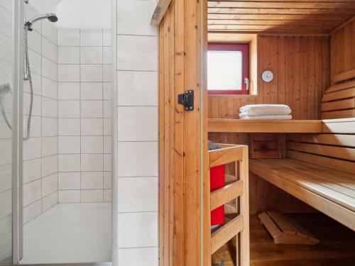 a bathroom with a shower and a walk in shower at Kaffeemühle Hamma I in Heringen
