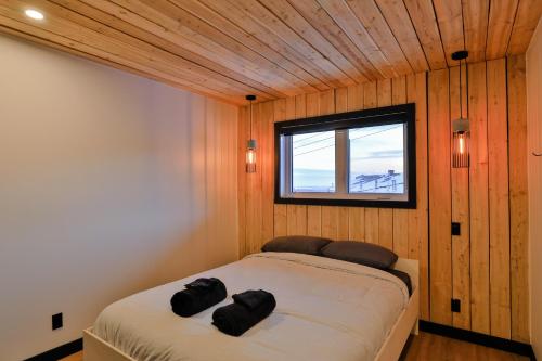 a bedroom with a bed in a room with a window at Aspen - 5 chambres - 18 personnes in Saint-Férréol-les-Neiges