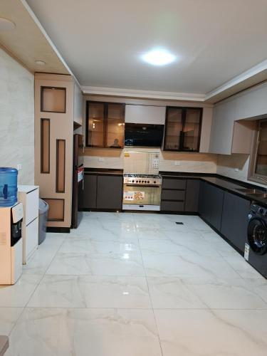 شقه مفروشه للايجار بجانب الكارفور اربد