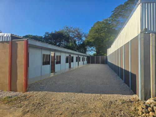 a long row of buildings next to a fence at Apartamento DesCANsO #2 in Comunidad