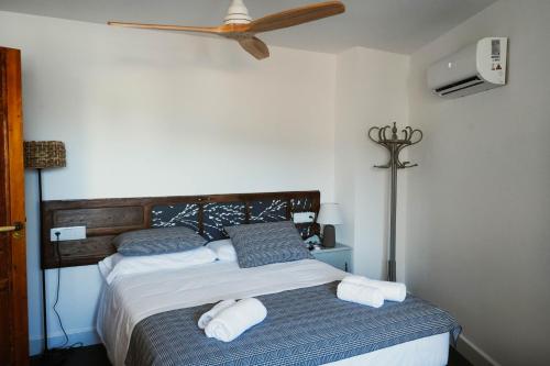a bedroom with a bed with a ceiling fan at Marchena de los Olivos in Peñolite