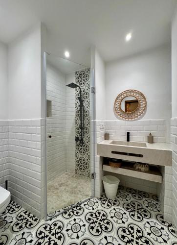 a bathroom with a shower and a sink at Casa Norte in Tétouan