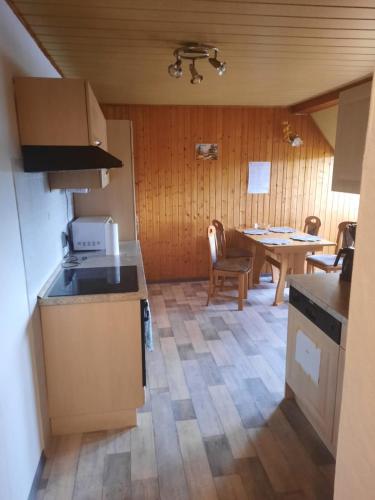 a kitchen and dining room with a table at Ferienwohnung Brockenblick in Halberstadt