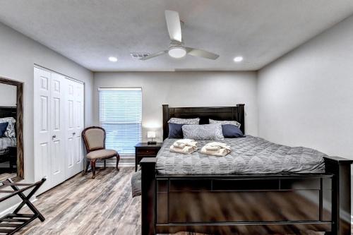 a bedroom with a bed and a ceiling fan at Alpharetta Dreaming in Alpharetta