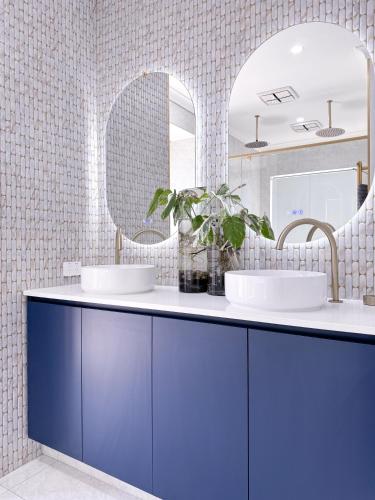 a bathroom with two sinks and a mirror at Modern & Chilled Stay in Bayswater in Perth
