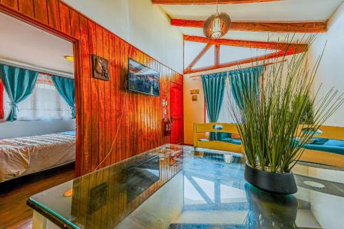 a living room with a glass table and a bed at Algarrobo Cabaña a 2 cuadras Playa El Canelo+Wifi in Algarrobo