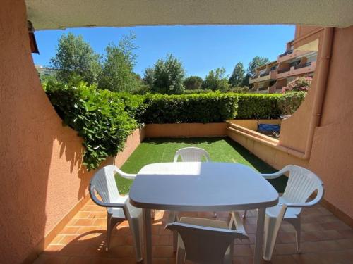 Appartement T2 Rez-de-chaussée avec Terrasse - FR-1-837-79