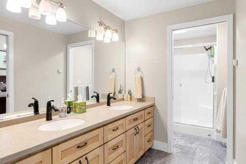 a bathroom with two sinks and a large mirror at unforgettable stay at Edgewater Drive in Medford