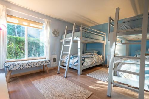a room with two bunk beds and a window at Tolovana 3 Cannon Beach in Cannon Beach