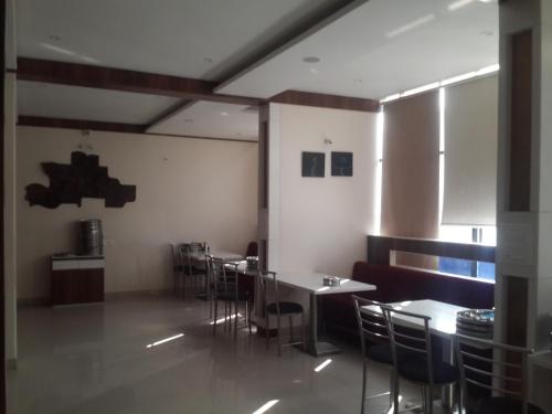 Restoran atau tempat lain untuk makan di Hotel Holiday Era Opposite Railway Station