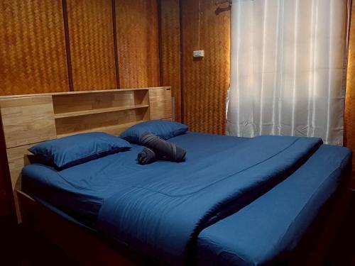a large bed with blue sheets and blue pillows at Lanta Diamond in Ko Klang