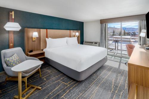 ein Hotelzimmer mit einem Bett und einem Stuhl in der Unterkunft Holiday Inn Frisco by IHG in Frisco